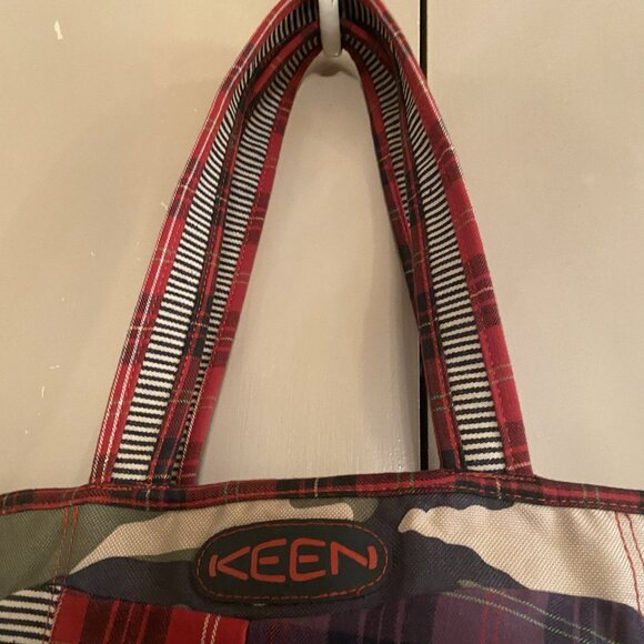 Keen - Canvas Red Camo & Plaid Shopper/Tote. - Picture 4 of 4